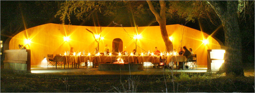 Mohlabetsi Safari Lodge boma dining experience